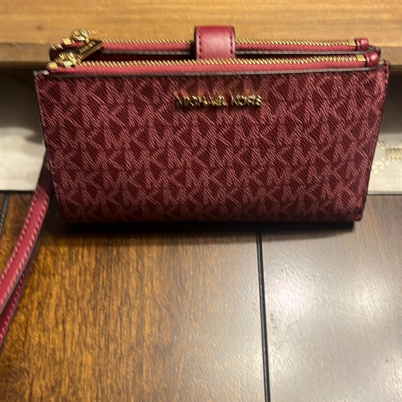 Like new Michael Kors wristlet/wallet - Picture 3 of 10